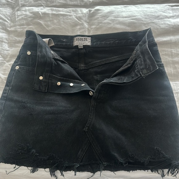 AGolde size 25 black distressed style denim skirt. Worn once. Fits true tosize. - Picture 4 of 4